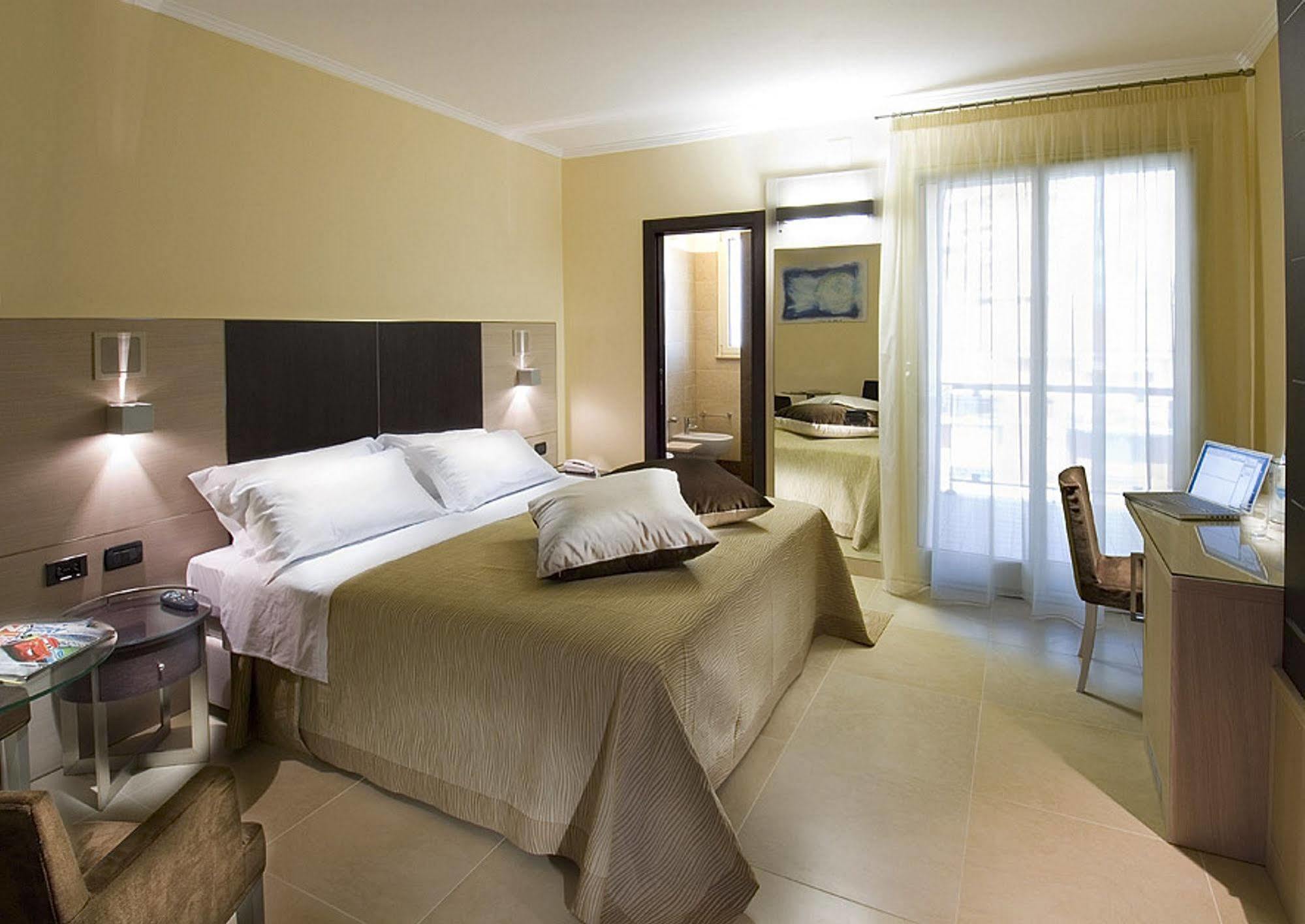 Hotel Imperial San Benedetto del Tronto Bagian luar foto